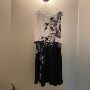 Elle knee length dress size large